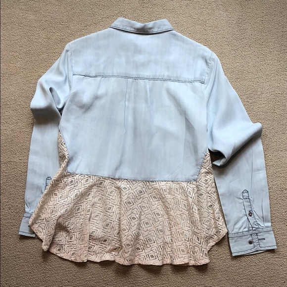 Chambray/Tencel button down with lace detail - Picture 4 of 5